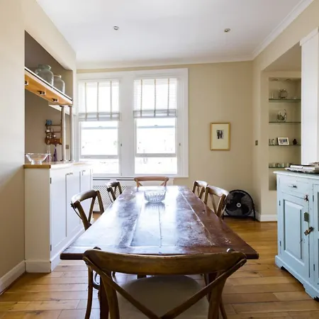Chic Apartment In Kensington Olympia